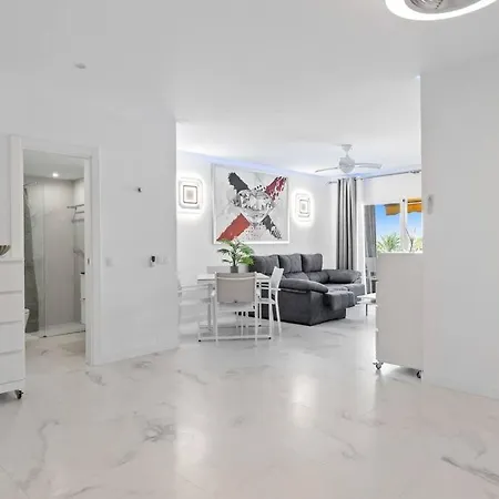 Fabulous 1 Bedroom Flat With Pool At The Golden Mile Apartment