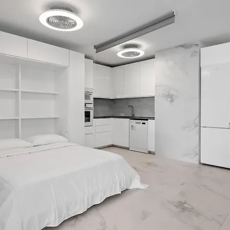 Fabulous 1 Bedroom Flat With Pool At The Golden Mile Apartment *