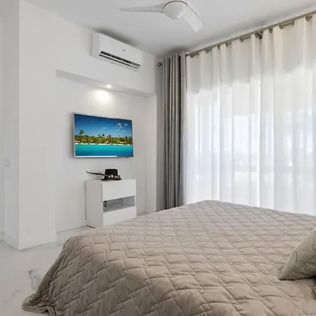 Fabulous 1 Bedroom Flat With Pool At The Golden Mile Apartment *