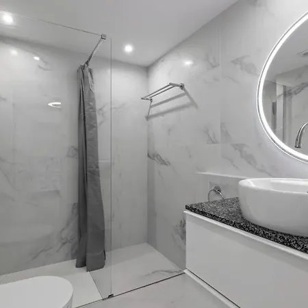 Fabulous 1 Bedroom Flat With Pool At The Golden Mile Apartment *